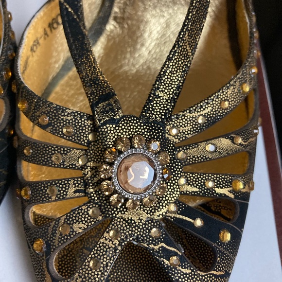 Súper cute, gold, party shoes. Perfect for New Year party 🎉 🎉 🎉 - Picture 2 of 5